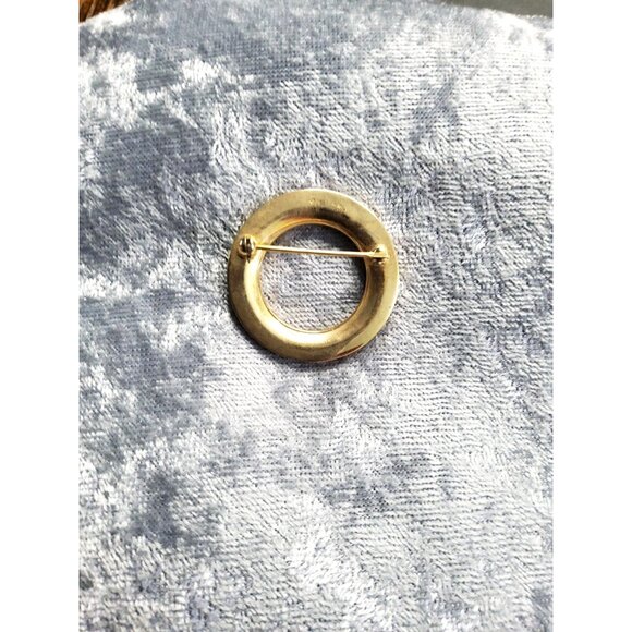 Vintage Mid 1939 –1955 Crown Trifari Circular Textured Brushed Brooch Pin - Picture 8 of 8